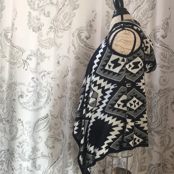 Aztec Sleeveless Cardigan - Picture 2 of 7